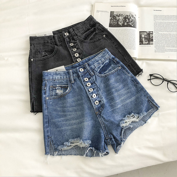 Къси дамски дънки със скъсани мотиви и копчета