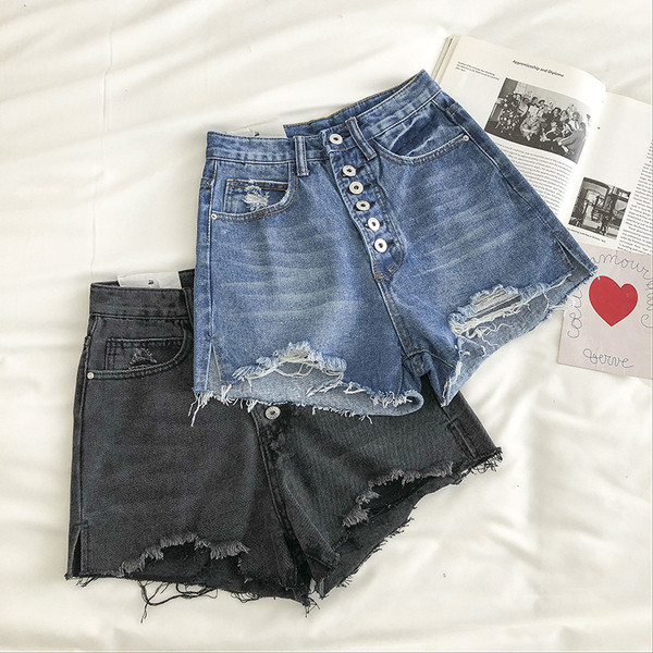 Къси дамски дънки със скъсани мотиви и копчета