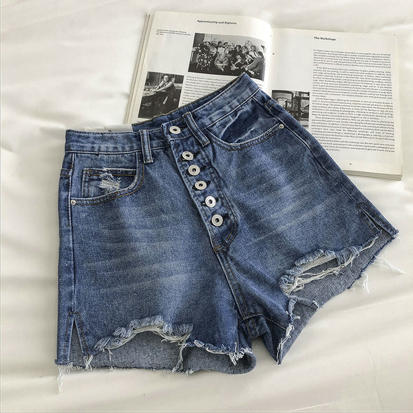 Къси дамски дънки със скъсани мотиви и копчета