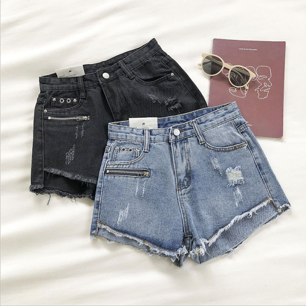 Modern rövid farmer cipzárral, szakadt motívumokkal