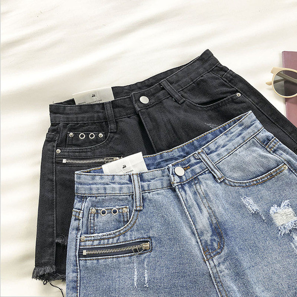 Modern rövid farmer cipzárral, szakadt motívumokkal