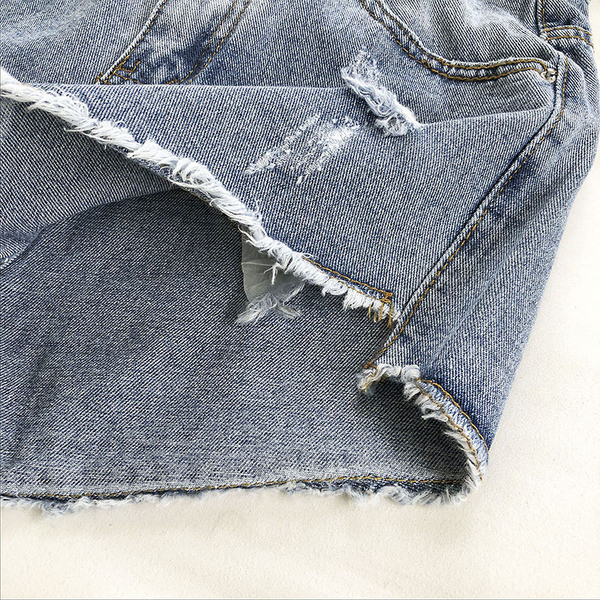 Modern rövid farmer cipzárral, szakadt motívumokkal