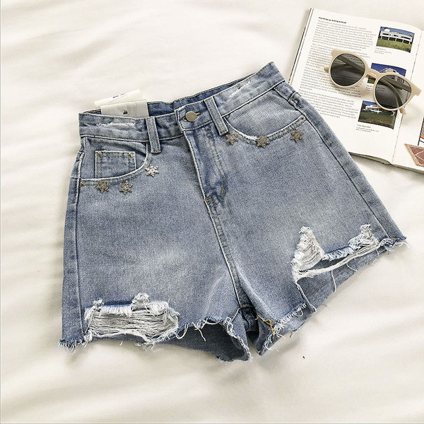 Κοντά γυναικεία τζιν με μεταλλικά στοιχεία και σκισμένα μοτίβα