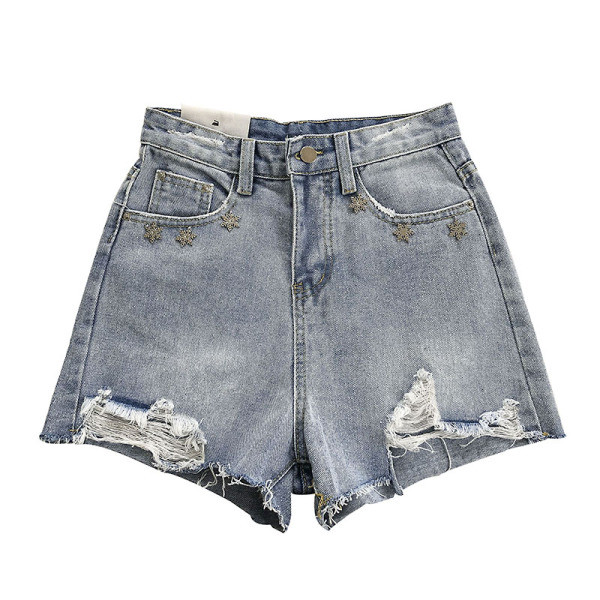 Κοντά γυναικεία τζιν με μεταλλικά στοιχεία και σκισμένα μοτίβα