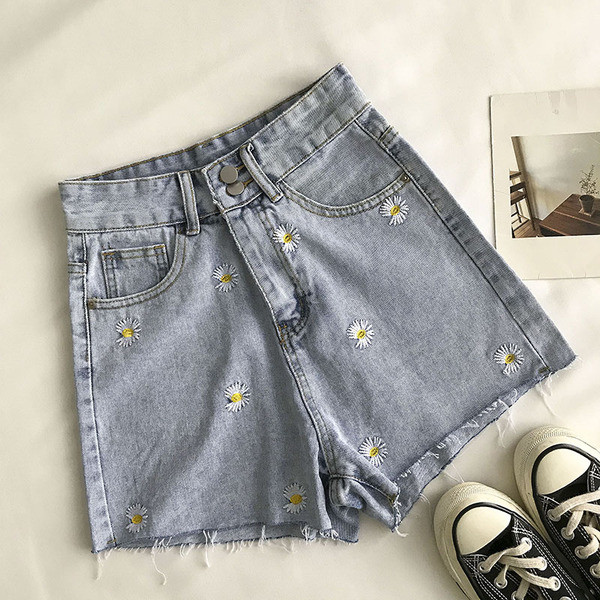 Γυναικεία κοντό τζιν με κεντήματα και κουμπιά