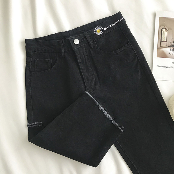 Naiste püksid pikkusega 3/4 ja tikandid