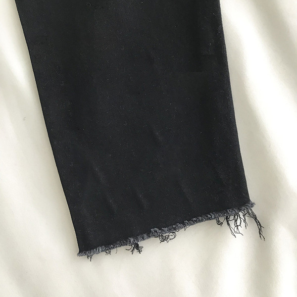 Naiste püksid pikkusega 3/4 ja tikandid