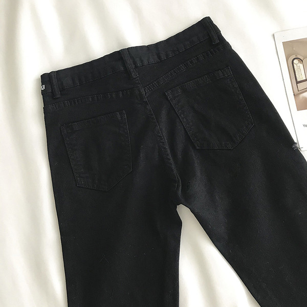 Naiste püksid pikkusega 3/4 ja tikandid