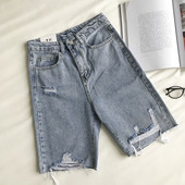 Дамски дънки с дължина 3/4 и скъсани мотиви