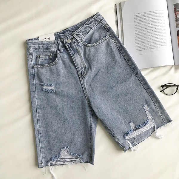 Дамски дънки с дължина 3/4 и скъсани мотиви