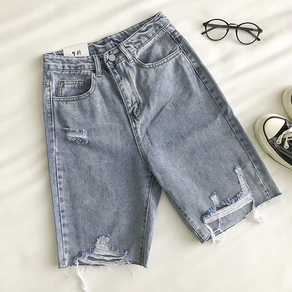 Дамски дънки с дължина 3/4 и скъсани мотиви