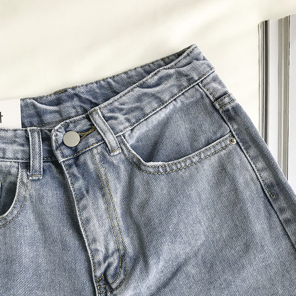 Дамски дънки с дължина 3/4 и скъсани мотиви