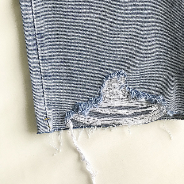 Дамски дънки с дължина 3/4 и скъсани мотиви