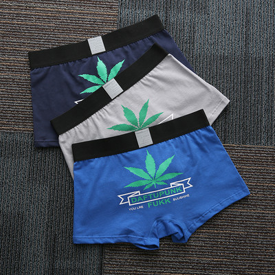 Trīs vīriešu bokseru komplekts ar aplikāciju un uzrakstu