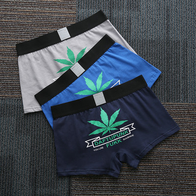 Trīs vīriešu bokseru komplekts ar aplikāciju un uzrakstu