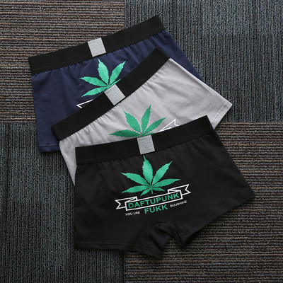 Trīs vīriešu bokseru komplekts ar aplikāciju un uzrakstu