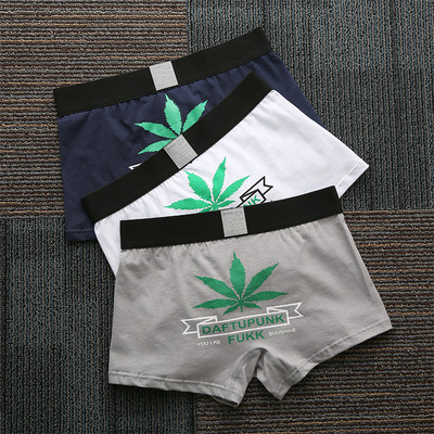 Trīs vīriešu bokseru komplekts ar aplikāciju un uzrakstu