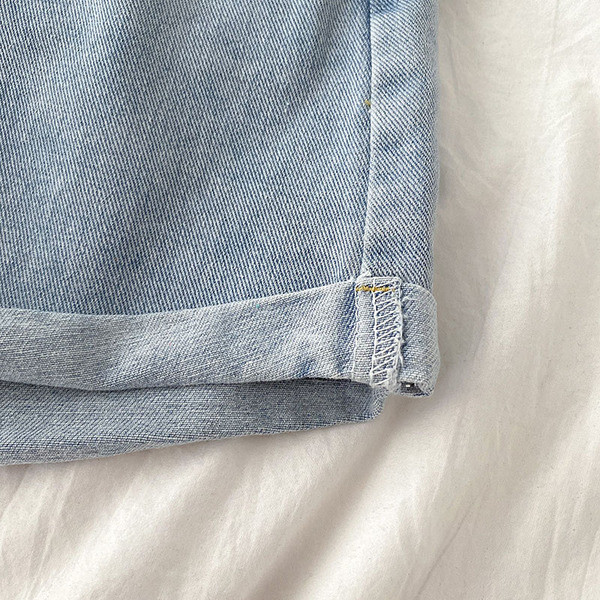 Naiste lühikesed laiad nööpidega teksad