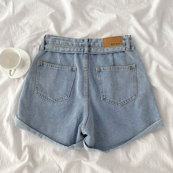 Naiste lühikesed laiad nööpidega teksad