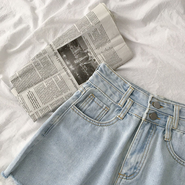 Moodsad taskute ja nööpidega naiste teksad