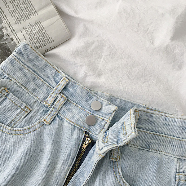 Moodsad taskute ja nööpidega naiste teksad