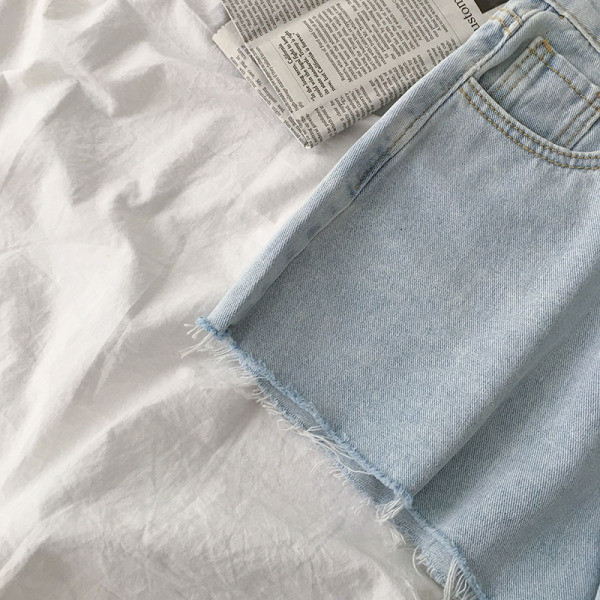 Moodsad taskute ja nööpidega naiste teksad