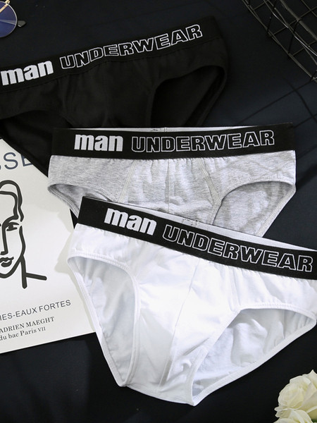 Trīs vīriešu apakšveļas komplekts ar uzrakstu