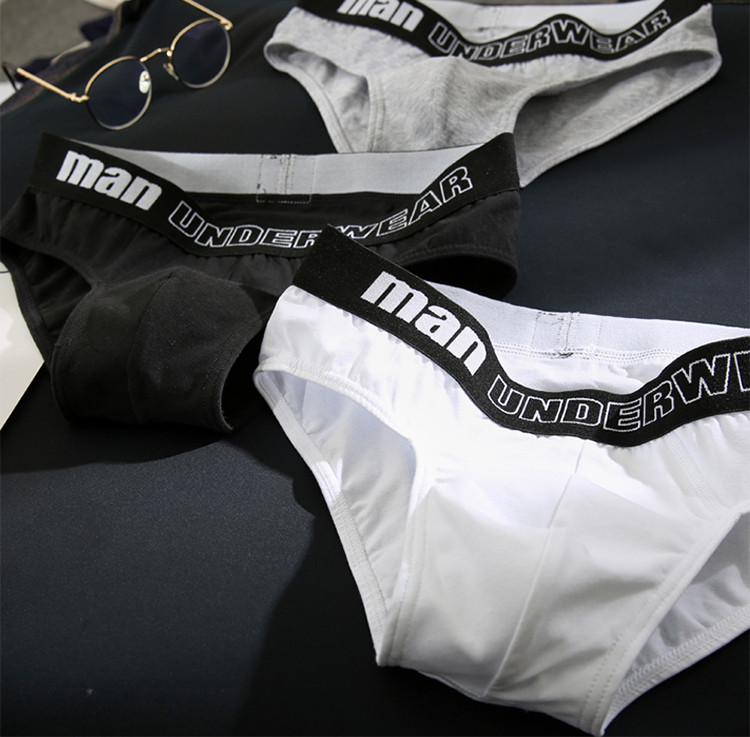 Trīs vīriešu apakšveļas komplekts ar uzrakstu