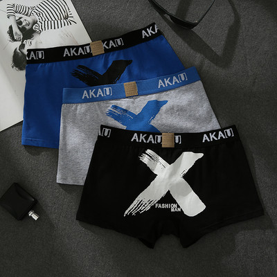 Kolmest meeste bokserist koosnev aplikatsiooni ja kirjadega komplekt