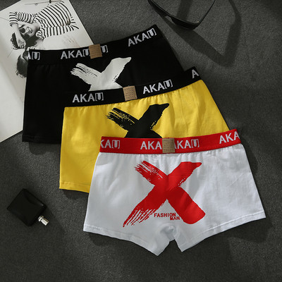 Kolmest meeste bokserist koosnev aplikatsiooni ja kirjadega komplekt