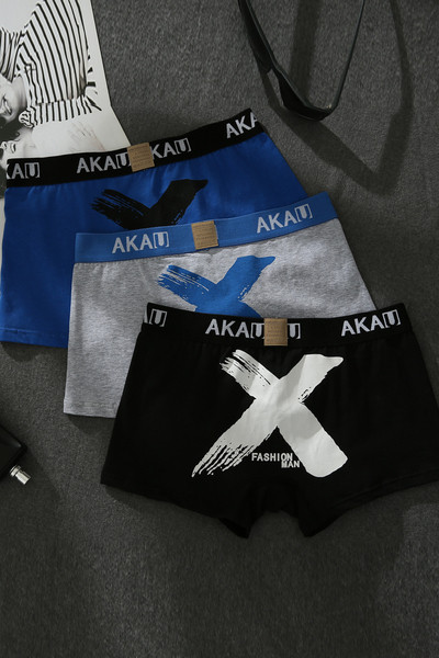 Kolmest meeste bokserist koosnev aplikatsiooni ja kirjadega komplekt