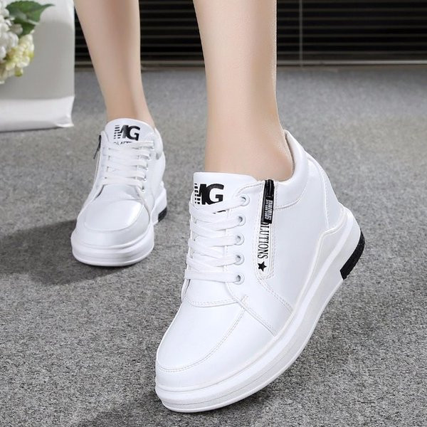 Kahes värvitoonis paeltega naiste kingad: valge ja must