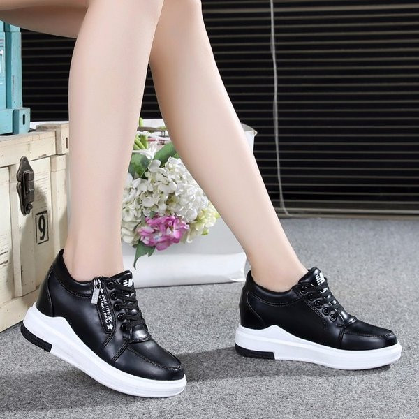 Kahes värvitoonis paeltega naiste kingad: valge ja must