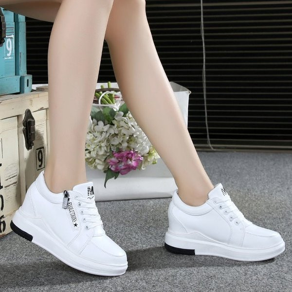 Kahes värvitoonis paeltega naiste kingad: valge ja must