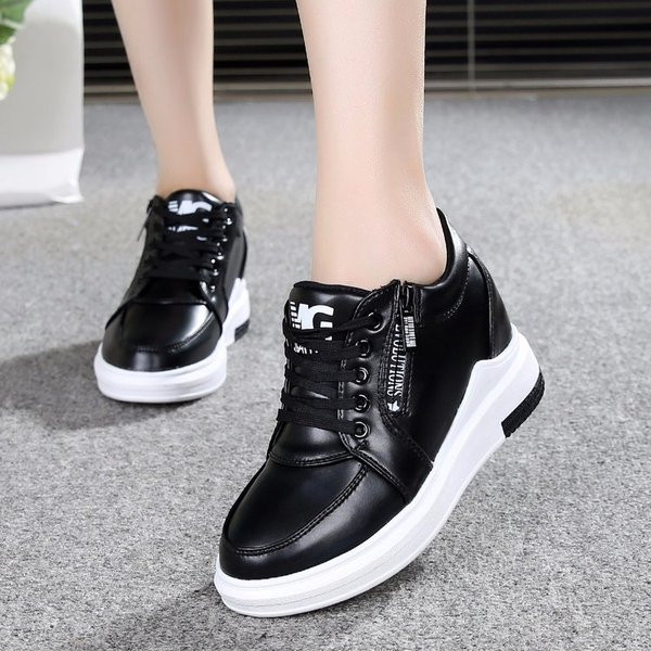 Kahes värvitoonis paeltega naiste kingad: valge ja must