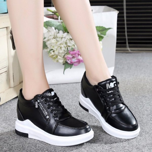 Kahes värvitoonis paeltega naiste kingad: valge ja must