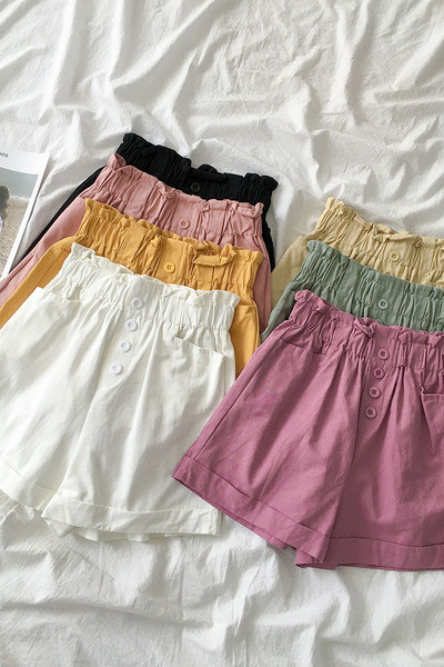 Jauns sieviešu šortu modelis ar elastīgu jostasvietu