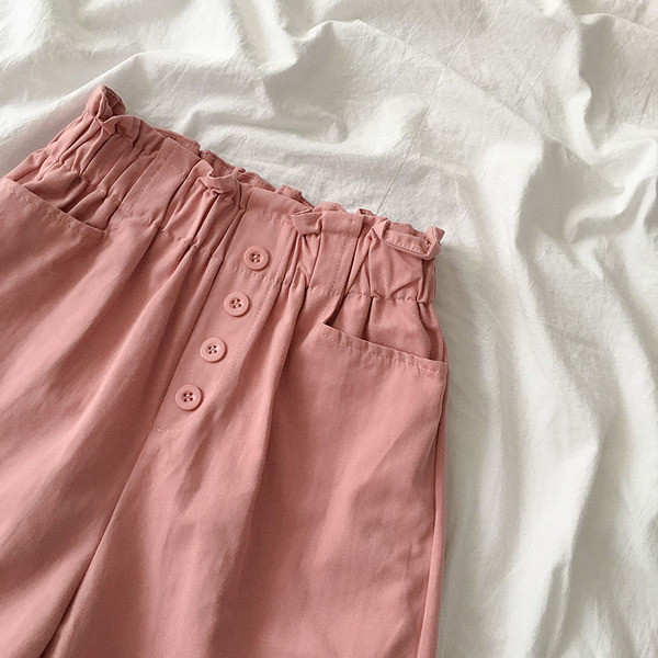 Jauns sieviešu šortu modelis ar elastīgu jostasvietu