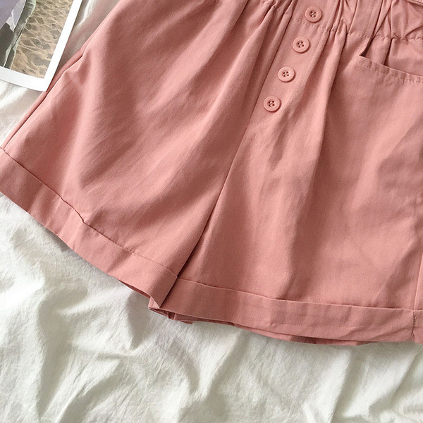 Jauns sieviešu šortu modelis ar elastīgu jostasvietu