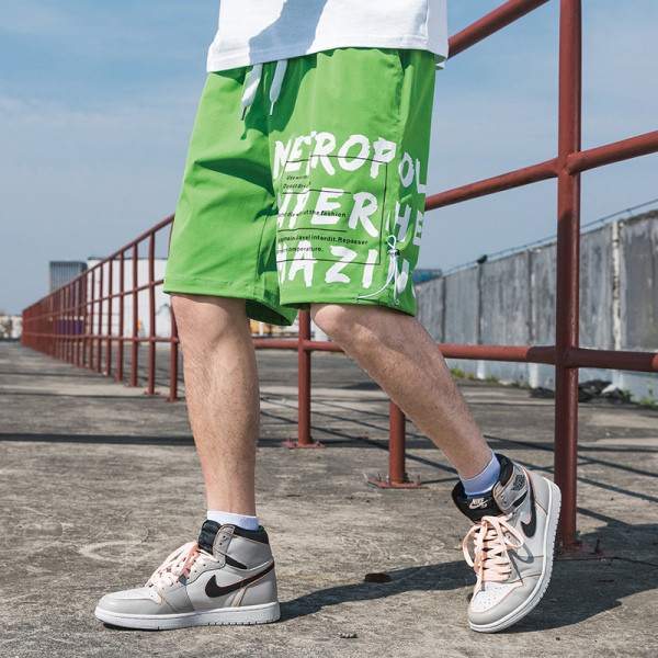 Sport és alkalmi férfi rövidnadrág felirattal