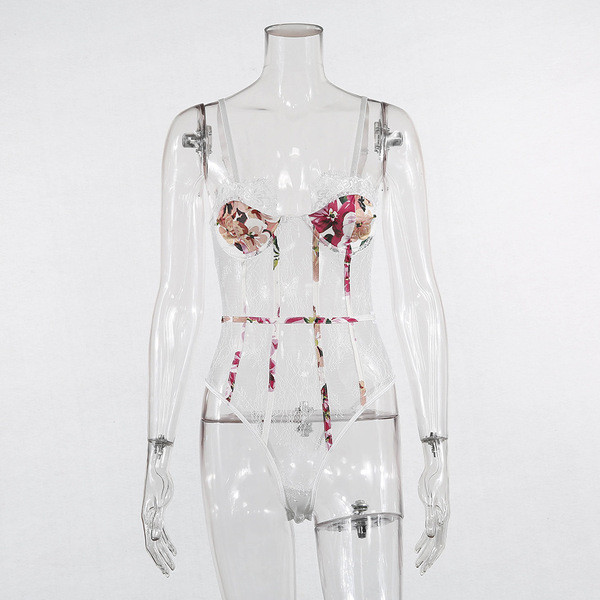 Fehér csipke női test virágmintával