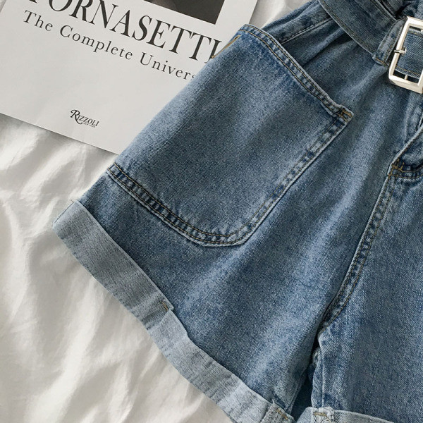 Naiste lühikesed teksad, millel on vöö ja kõrge vöökoht