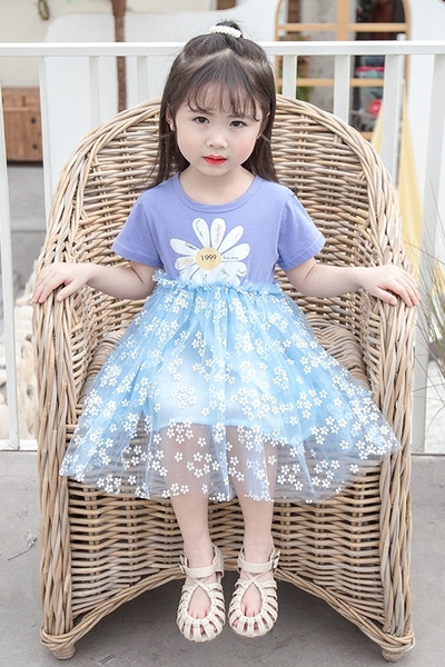 Μοντέρνο παιδικό φόρεμα με κοντά μανίκια, κέντημα και τούλι