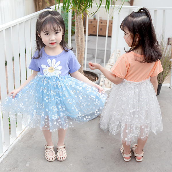 Μοντέρνο παιδικό φόρεμα με κοντά μανίκια, κέντημα και τούλι