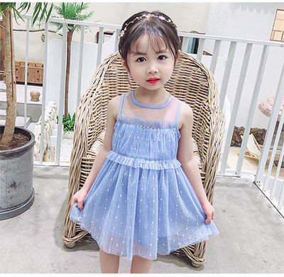 Κομψό παιδικό φόρεμα με οβάλ λαιμόκοψη και τούλι