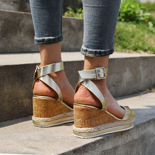 Alkalmi női platformszandál eco bőrrel és csattal