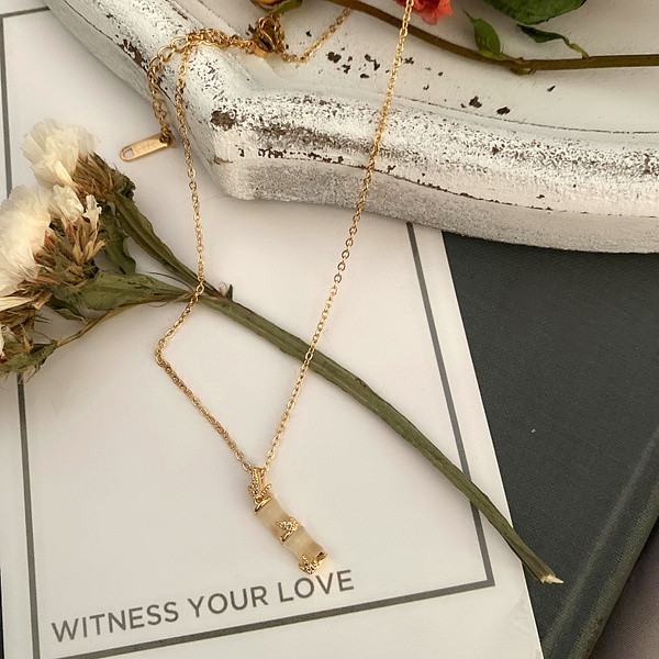 Sieviešu kaklarota ar kulonu zeltainā krāsā