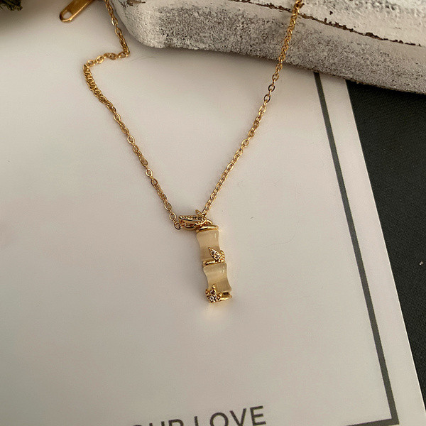 Sieviešu kaklarota ar kulonu zeltainā krāsā