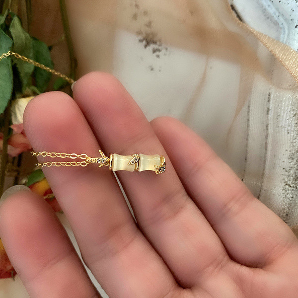 Sieviešu kaklarota ar kulonu zeltainā krāsā