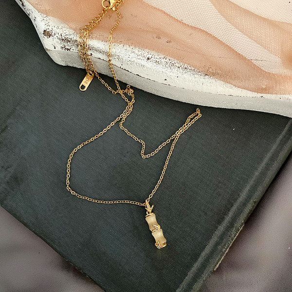 Sieviešu kaklarota ar kulonu zeltainā krāsā